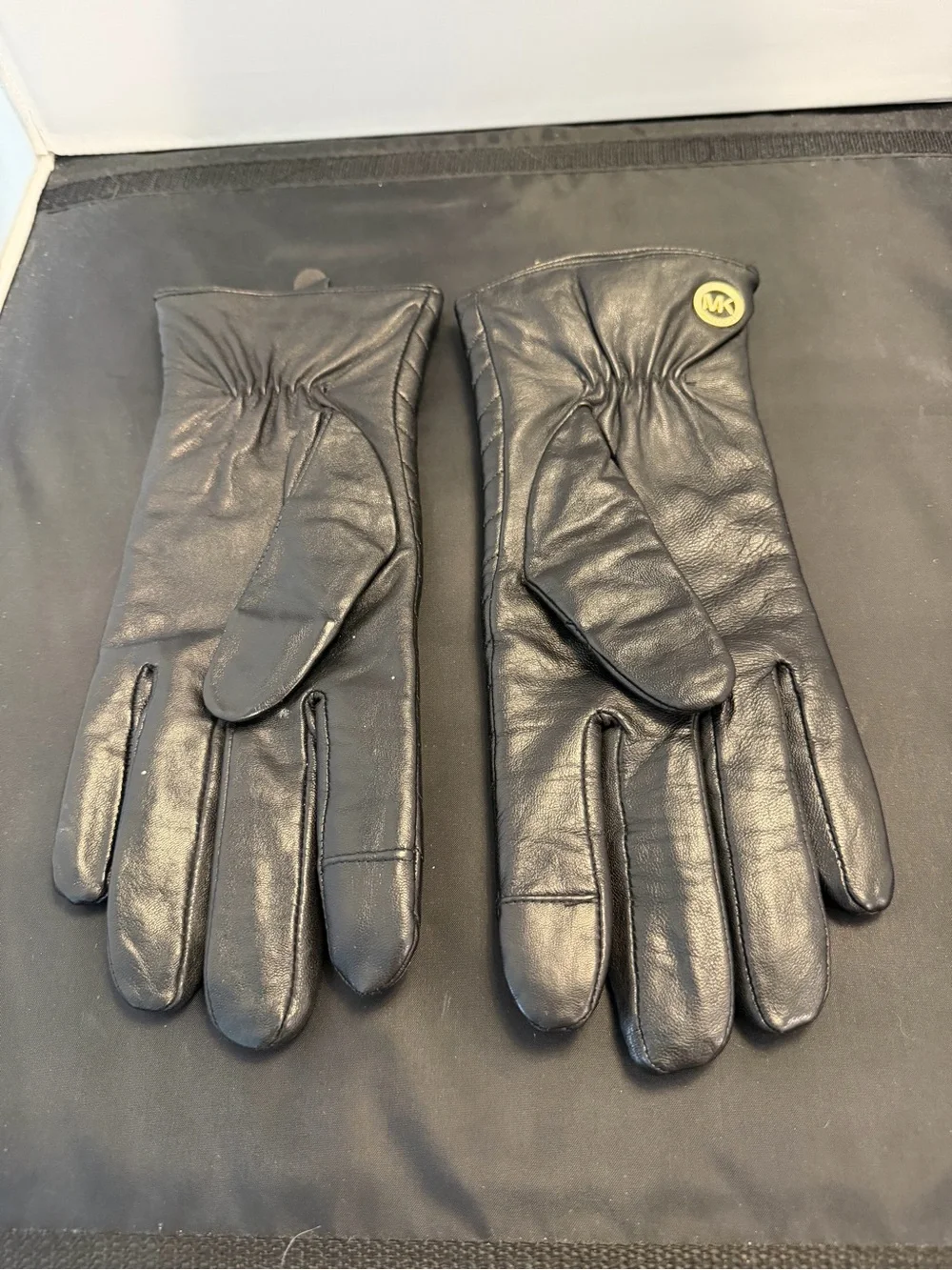 Michael Kors chevron quilted black leather gloves V-shaped Size Large/XLarge
